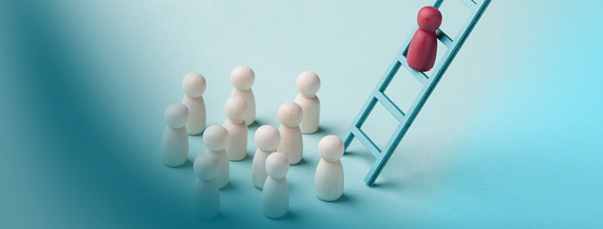 Erfolg als Führungskraft: Eine rote Figur steigt eine blaue Leiter hinauf, beobachtet von einer Gruppe weißer Figuren.