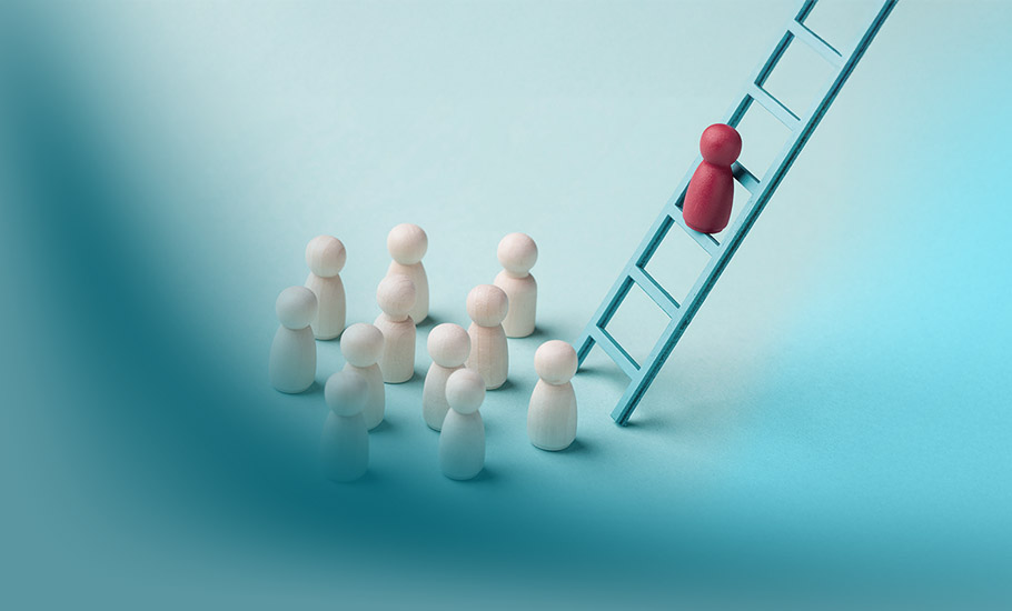 Erfolg als Führungskraft: Eine rote Figur steigt eine blaue Leiter hinauf, beobachtet von einer Gruppe weißer Figuren.
