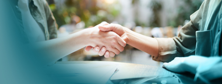 Erfolgreich verhandeln in Einkauf und Vertrieb: Ein professioneller Handschlag zwischen Geschäftspartnern in moderner Umgebung symbolisiert den erfolgreichen Abschluss.