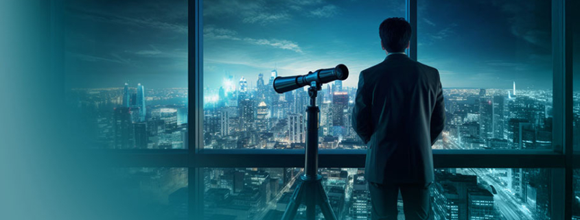 Strategic Foresight: Geschäftsmann betrachtet Metropole bei Nacht durch Panoramafenster. Teleskop auf Stativ im Vordergrund. Futuristische Skyline leuchtet blau.