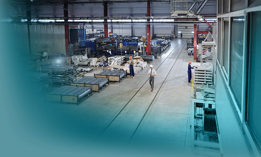 Strategie in KMU: Großräumige Industriehalle mit Fertigungsanlagen und Mitarbeitern. Symbolisiert die Produktionskraft und Vielfalt mittelständischer Unternehmen.