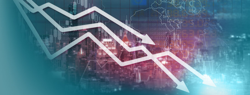 Strategie in Krise und Rezession: Abwärtstrend-Diagramm überlagert Stadtbild bei Nacht. Finanzielle Symbole und Binärcode im Hintergrund symbolisieren wirtschaftlichen Abschwung.