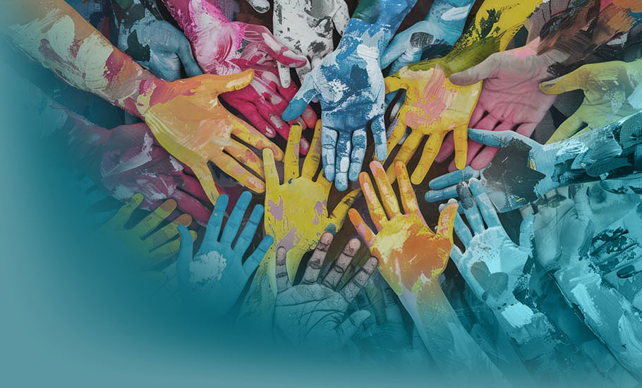 Diversität: Bunte Hände verschiedener Größen und Farben, mit Farbe bedeckt, überlappen sich in einer kreisförmigen Anordnung und symbolisieren Diversität und Inklusion.