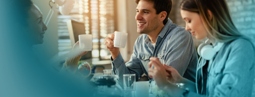 Feelgood Management: Die entspannte Atmosphäre während der Mittagspause fördert den wertvollen Austausch zwischen drei Teammitgliedern.