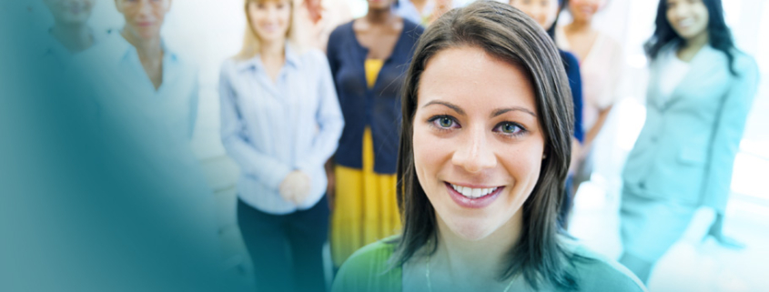 Personalmanagement: Professionelles Team mit internationalen Mitarbeitern, angeführt von einer selbstbewussten Führungskraft in grüner Business-Kleidung.