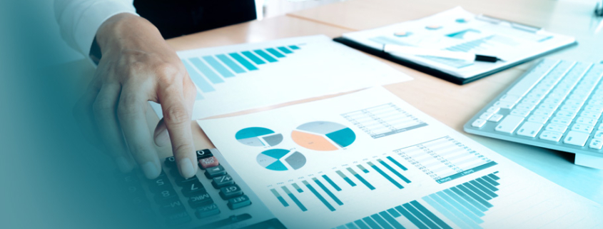 Strategischer Einkauf: Systematische Bewertung von Beschaffungskosten und Leistungskennzahlen anhand von Diagrammen und Berechnungen am Arbeitsplatz.