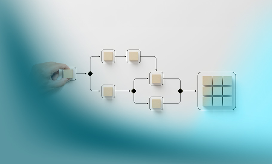 Lieferanten-Management: Visualisierung eines strukturierten Prozessablaufs mit Holzwürfeln, die durch Pfeile verbunden sind und die systematische Optimierung der Lieferantenkette darstellen.