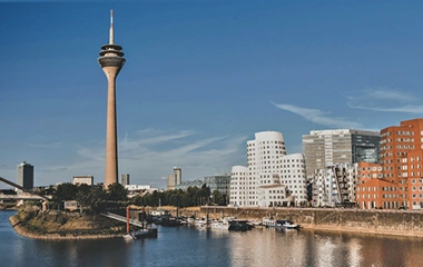 Düsseldorf: Blick von der Düssel auf Düsseldorf und den Rheinturm.