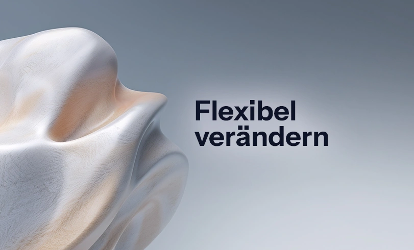 Abstrakte 3D-Skulptur auf hellem Hintergrund mit dem schwarzen Schriftzug „Flexibel verändern". Agiles Change Management