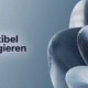 Abstrakte 3D-Skulptur auf hellem Hintergrund mit dem schwarzen Schriftzug „Flexibel reagieren“. Agiles Projektmanagement
