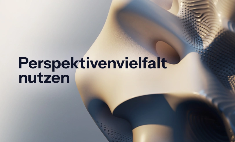 Abstrakte 3D-Skulptur auf hellem Hintergrund mit dem schwarzen Schriftzug „Perspektivenvielfalt nutzen". Crossfunktionale Teams