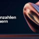 Abstrakte 3D-Skulptur auf dunkelblauem Hintergrund mit dem weißen Schriftzug „Kennzahlen steuern". Einkaufscontrolling