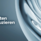 Abstrakte 3D-Skulptur auf dunkelblauem Hintergrund mit dem weißen Schriftzug „Kosten reduzieren". Einkaufsoptimierung