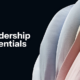 Abstrakte 3D-Skulptur auf dunkelblauem Hintergrund mit dem weißen Schriftzug „Leadership Essentials". Führungskraft
