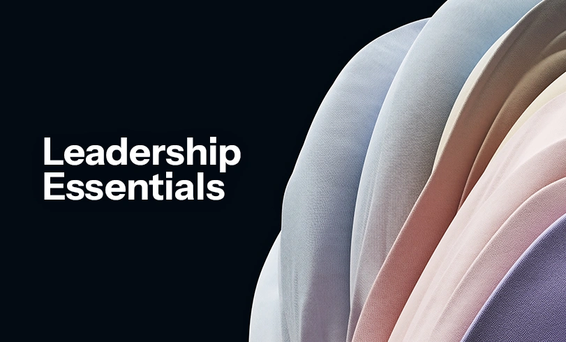 Abstrakte 3D-Skulptur auf dunkelblauem Hintergrund mit dem weißen Schriftzug „Leadership Essentials". Führungskraft
