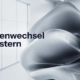 Abstrakte 3D-Skulptur auf hellem Hintergrund mit dem schwarzen Schriftzug „Rollenwechsel meistern". Vom Experten zur Führungskraft