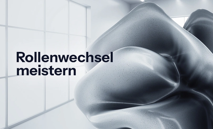 Abstrakte 3D-Skulptur auf hellem Hintergrund mit dem schwarzen Schriftzug „Rollenwechsel meistern". Vom Experten zur Führungskraft