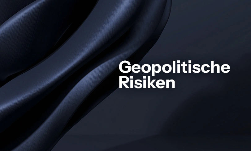 Abstrakte 3D-Skulptur auf dunkelblauem Hintergrund mit dem weißen Schriftzug „Geopolitik Riskien". Lieferketten