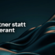 Abstrakte 3D-Skulptur auf dunkelblauem Hintergrund mit dem weißen Schriftzug „Partner statt Lieferant". Lieferantenmanagement