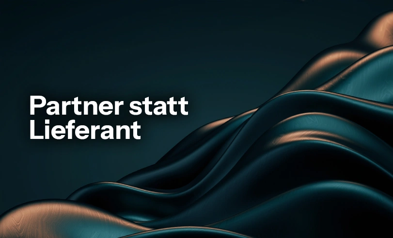 Abstrakte 3D-Skulptur auf dunkelblauem Hintergrund mit dem weißen Schriftzug „Partner statt Lieferant". Lieferantenmanagement