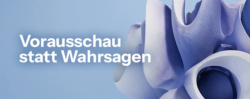 Abstrakte 3D-Skulptur auf hellem Hintergrund mit dem schwarzen Schriftzug „Vorausschau statt Wahrsagen". Strategic Foresight