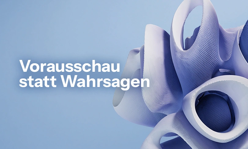 Abstrakte 3D-Skulptur auf hellem Hintergrund mit dem schwarzen Schriftzug „Vorausschau statt Wahrsagen". Strategic Foresight