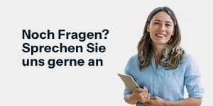 Eine lächelnde Frau mit Tablet im hellblauen Hemd steht neben dem Text „Noch Fragen? Sprechen Sie uns gerne an" auf weißem Hintergrund.