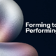 Abstrakte 3D-Skulptur in Silber und Rosa auf dunkelblauem Hintergrund mit dem weißen Schriftzug „Forming to Performing". 4 Phasen der Teamentwicklung