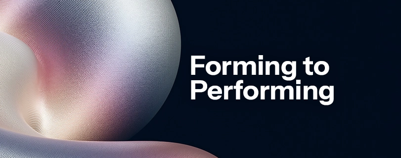 Abstrakte 3D-Skulptur in Silber und Rosa auf dunkelblauem Hintergrund mit dem weißen Schriftzug „Forming to Performing". 4 Phasen der Teamentwicklung